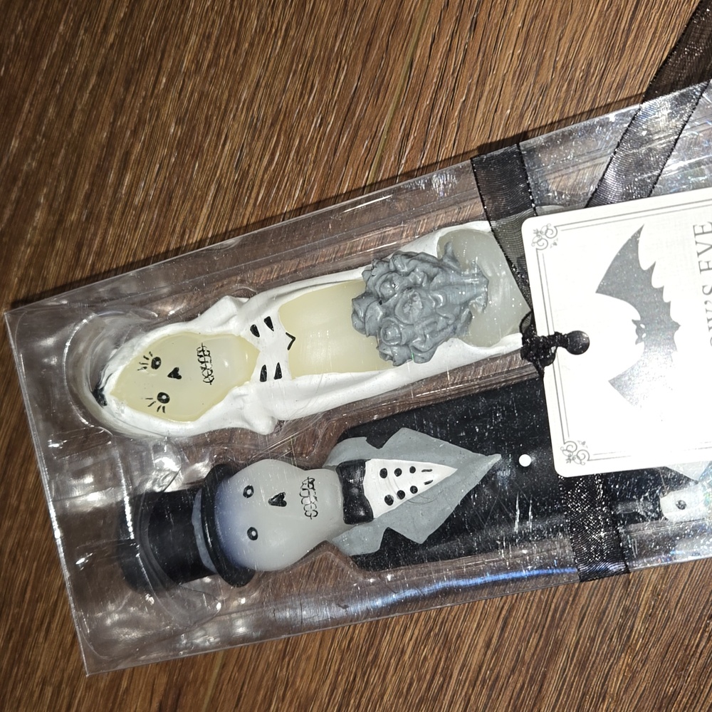 NWT.. HALLOWS EVE SKELETON BRIDE AND GROOM candles.   #6420